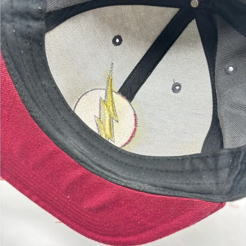 Flash DC Comics‎ hat gray and red color
